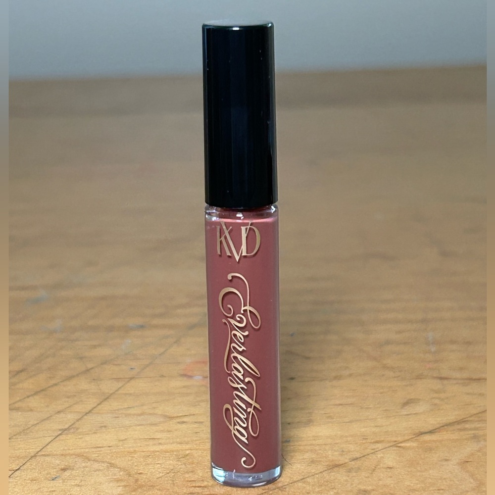 KVD Beauty
Mini Everlasting Hyperlight Vegan Transfer-Proof  “Queen of Poisons”